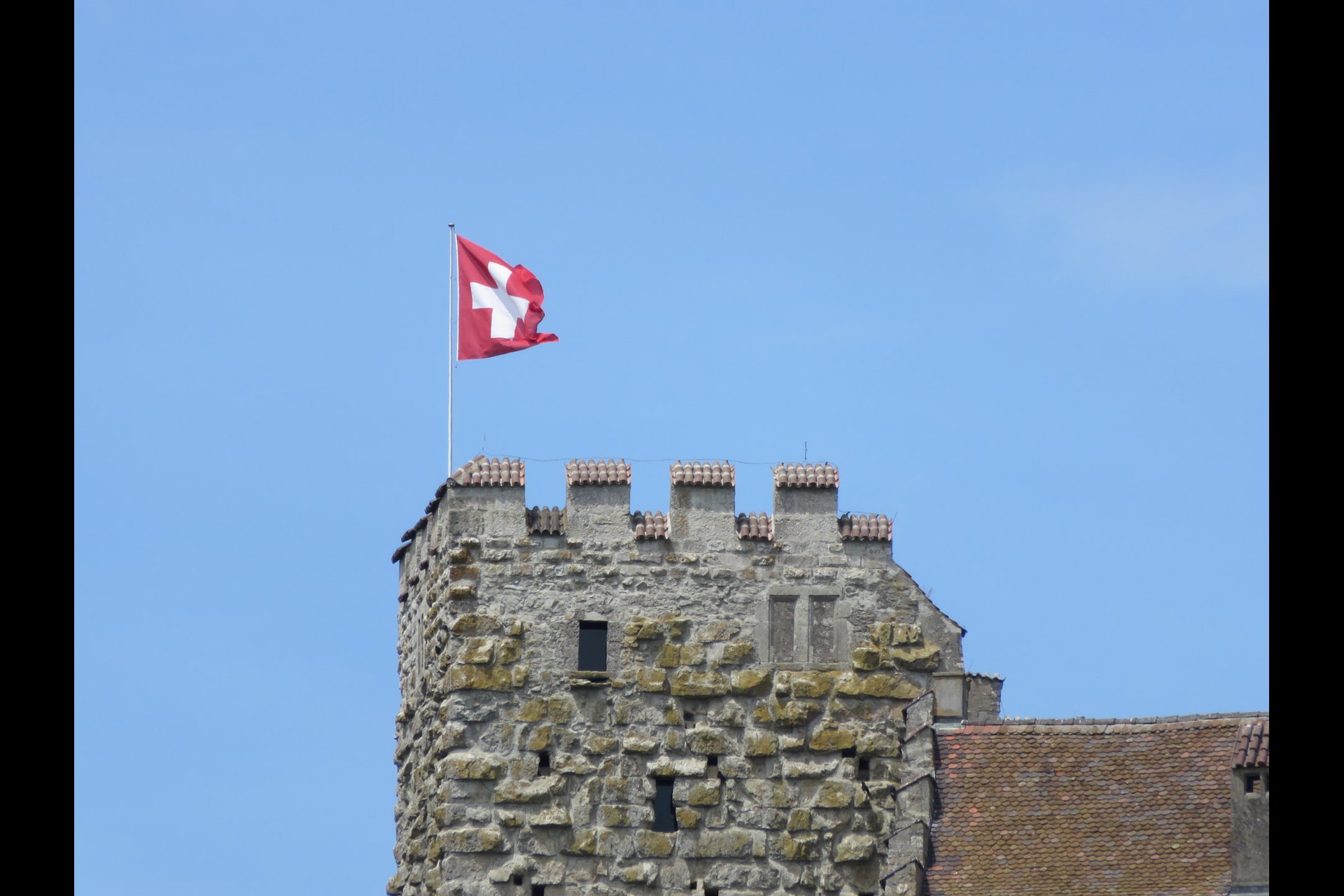 Canon Powershot SX700 HS: 30x Zoom auf die Schweizerfahne auf dem Schloss